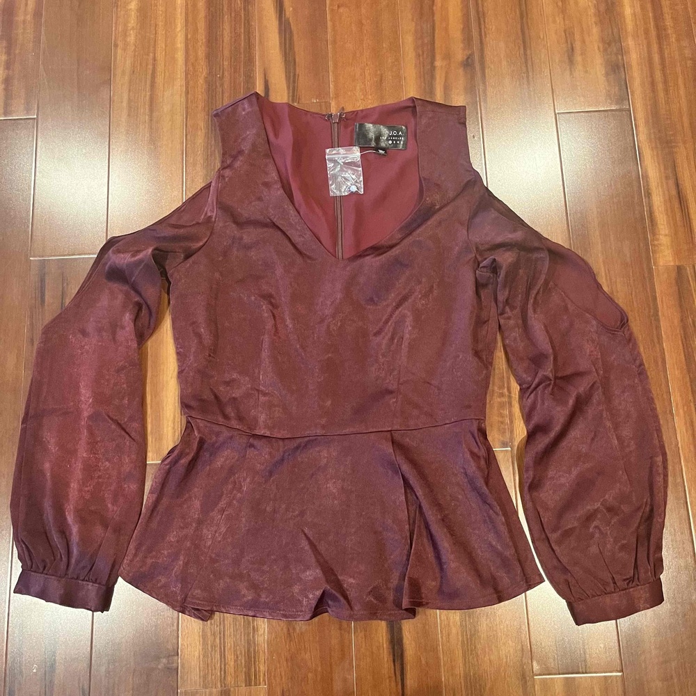 JOA Los Angeles Burgundy Satin Cold Shoulder Peplum Back Zip Top Blouse Size XS